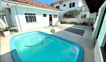 Casa à venda no bairro Flor de Nápolis em São José.Casa com 150 m², possui 3 dor