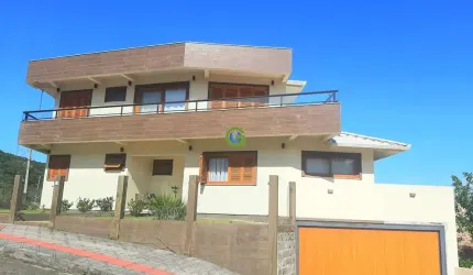Ótima Casa à venda no Centro de Garopaba.