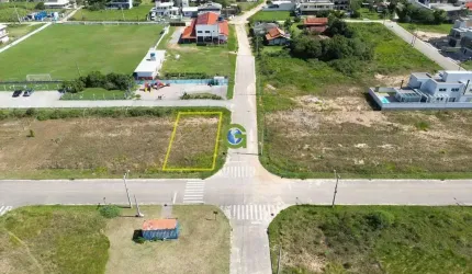 Terreno de esquina à venda no Lot. Mares de Garopaba na Praia da Gamboa!