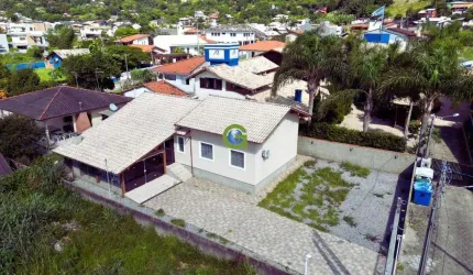 Excelente casa na praia da Gamboa à 350 metros do mar.