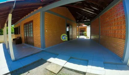 Charmoso imóvel a venda a 200 metros do mar da Praia da Gamboa, Garopaba!