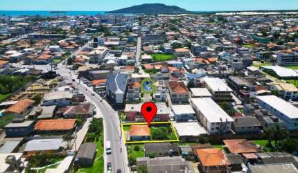 Casa com terreno de 360 ​​m² à venda na Praia dos Ingleses, a 1.900m do mar!