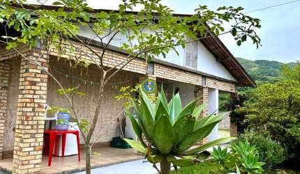 Casa com 3 Aptos de 1 Dormitório em Terreno Amplo – Paulo Lopes