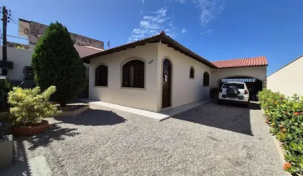 Casa à Venda com terreno de 453m2 em Serraria, São José/SC.