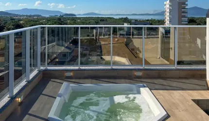 Belíssima cobertura vista mar exclusiva à venda no centro da Palhoça