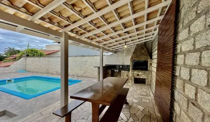 Casa à venda com piscina e vista mar no Centro de São José SC