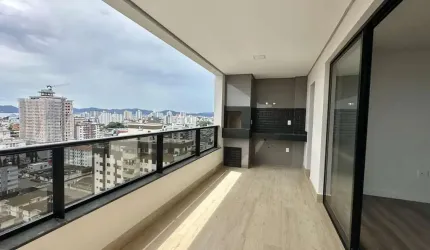 Amplo apartamento com 04 dormitórios, e vista mar de todos os cômodos.