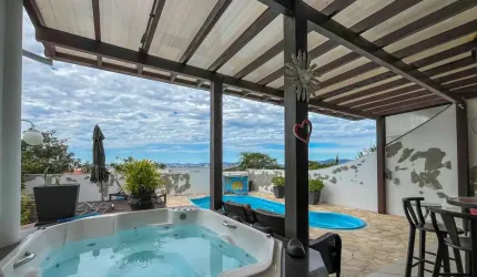 Casa com vista para o mar e 06 quartos na Ponta de Baixo em São José - SC