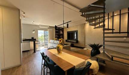 Ampla cobertura duplex mobiliada com área gourmet na Pedra Branca, Palhoça/SC