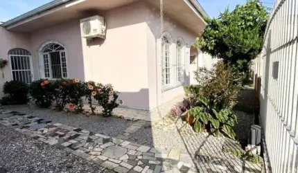 Casa com 4 dormitórios no bairro Jardim Santiago - São José