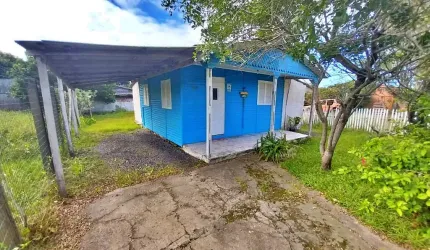 Casa mobiliada em localização privilegiada, a 350m do mar no bairro Salinas, em amplo terreno escriturado, medindo 300m²