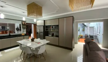 Casa em condomínio fechado com 3 quartos sendo 1 suíte.