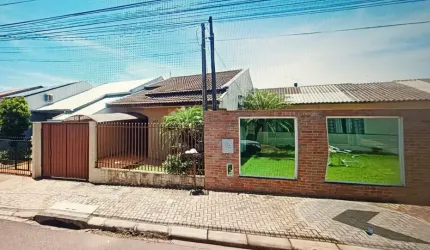 Linda casa com 180m² de terreno e 83m² de área útil com 3 quartos.