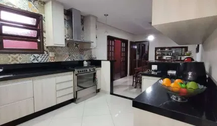 Sobrado 208 metros 3 Dormitorios sendo 3 Suites 2 Vagas de Garagens