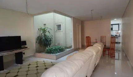 Sobrado com 245 m² 3 Doemitorios sendo 3 Suites e 5 Vagas de Garagens