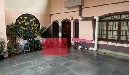 Excelente sobrado à venda, com 3 dormitórios, 2 banheiros, 2 vagas de garagens, quintal e churrasqu