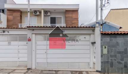 Sobrado com 3 suítes, quintal com churrasqueira e cobertura retrátil, sistema de energia elétrica s
