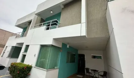 Sobrado mobiliado, próximo a Faculdade Nilton Lins, 03 quartos, 3 banheiros, sala ampla, linda a cas