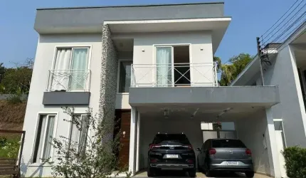 Casa lindíssima, dois andares, 250m². 04 quartos, completamente mobiliada, residencial Tridentes