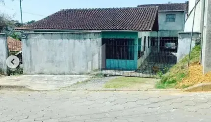 Casa Averbada com 3 quartos no Guanabara!