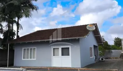 Casa com terreno amplo no Vila Nova!
