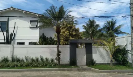 Vendo linda casa em Vargem Grande condomínio fechado.