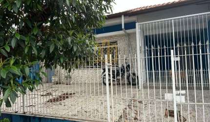EXCELENTE CASA COM EDICULA E PISCINA .