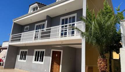 Triplex com 5 quartos ensolarado
