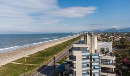 Ótimo apartamento em Matinhos, de frete para a praia