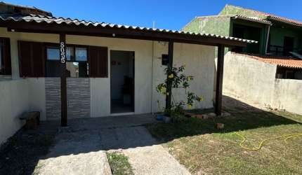 Casa com 3 dormitórios a poucos metros do mar
