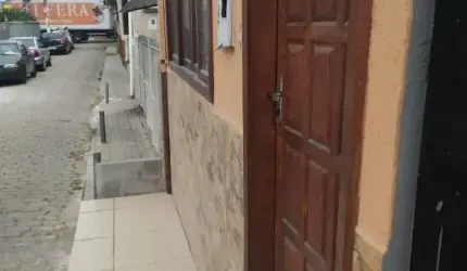 Casa à venda em Nova Friburgo-RJ muito bem localizada, no Centro da cidade. Ponto comercial na frente e duas moradias independentes.