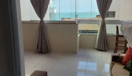 Apartamento à venda com vista mar, com dois quartos (1 suíte), varanda, sala de estar e jantar, área de serviço e 1 vaga de garagem e elevador.