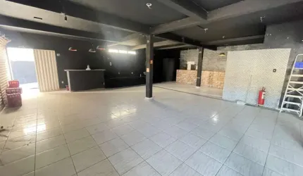Loja ampla para locação, frente a Rua Principal, fluxo alto de veículos e pessoas, na Praia do Morro, Guarapari ES.