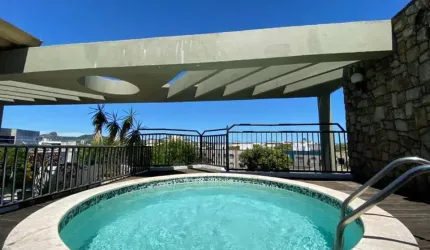 Cobertura de frente, vista livre, linear com 3 quartos, 2 suítes, piscina, 2 vagas,  em Jardim da Penha, Vitória ES.