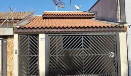 Casa em Tatuí, Praça igreja Santa Cruz 3 quartos (1 suíte), garagem coberta.