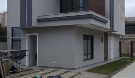 SOBRADO NOVO EM CONDOMINIO - AMPLO QUINTAL  E 03 SUITES - PORTAO