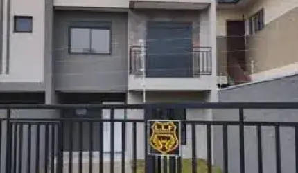 Triplex frontal com quintal  04 quartos  e  suíte NOVO -