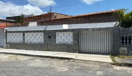 Vende excelente casa com ótima localização