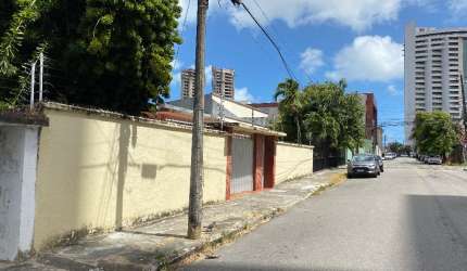 Vende casa de esquina no bairro de Fátima