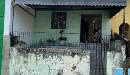 Vende casa com excelente localização