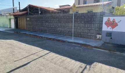 Vende excelente casa  em perfeito estádo de conservação