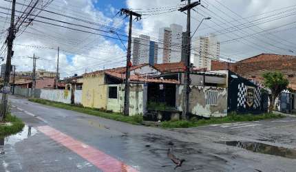 Vende excelente terreno com 3 frente bairro de Fátima
