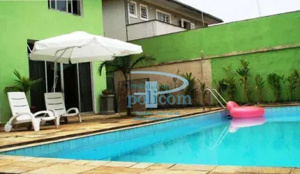 Casa de alto-padrão com piscina