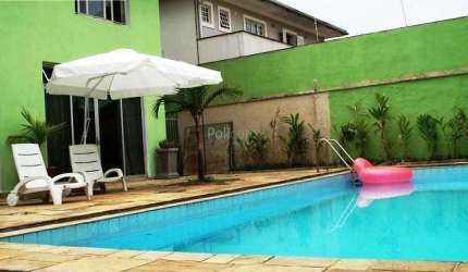 Casa de alto-padrão com piscina