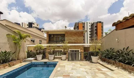 Casa assobradada Alto-padrão