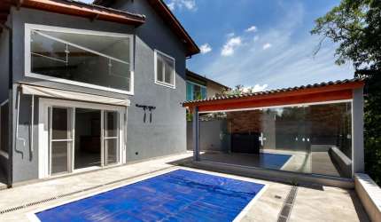 Casa em condomínio para venda com 3 quartos, sendo 3 suítes, 268m²