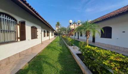 Casa em condomínio fechado, com 2 dormitórios, sendo 1 suíte