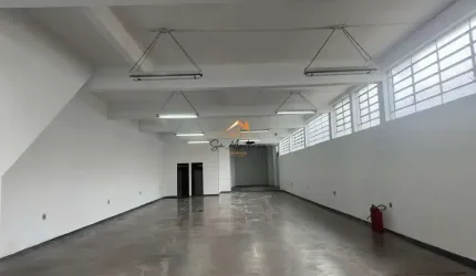 Salão Comercial de Alto Padrão para Locação no Centro de Várzea Paulista-SP: 2 Banheiros, 3 Vagas de Garagem, 300m² de Área