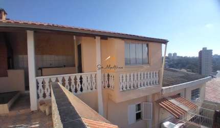 Casa à venda em Jundiaí-SP, no Jardim Pacaembu, com 3 quartos, 2 salas, 1 banheiro, 3 vagas de garagem.