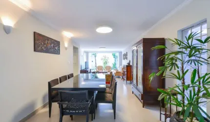Agradável casa tipo para venda com 3 quartos, sendo 1 suíte, 200m²
